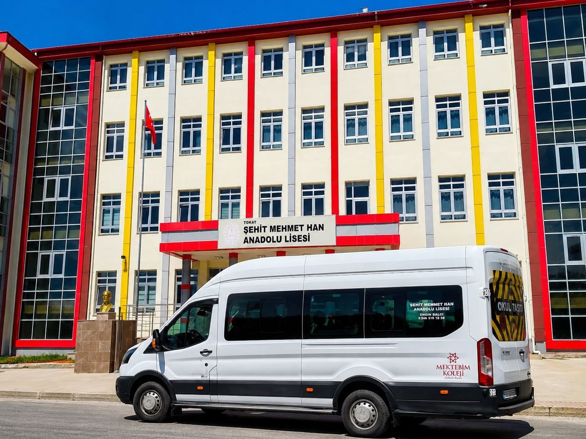 Şehit Mehmet Han Anadolu Lisesi önünde park etmiş okul servis aracı — Tokat